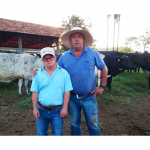 Luciano Severino Carvalho de Oliveira e seu irmão, Dinovam Severino de Oliveira, na fazenda Barreirão. Luciano viu sua produção de leite triplicar a partir de sua associação à Agroverde
