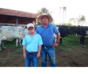 Luciano Severino Carvalho de Oliveira e seu irmão, Dinovam Severino de Oliveira, na fazenda Barreirão. Luciano viu sua produção de leite triplicar a partir de sua associação à Agroverde